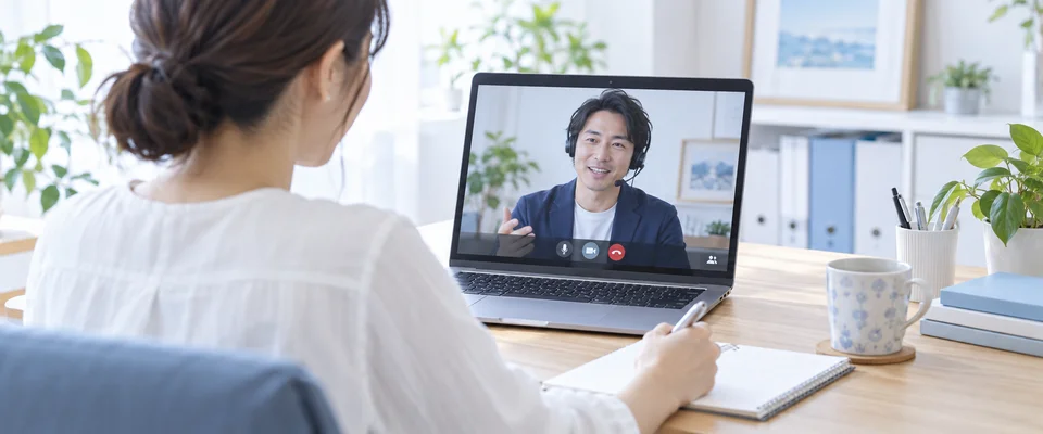 お客様がオンラインでAI活用について相談しているイメージ